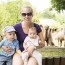 Smutný lev a dve veselé deti v bojnickej zoo