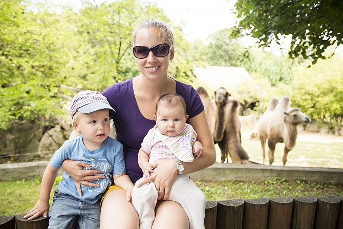 Smutný lev a dve veselé deti v bojnickej zoo